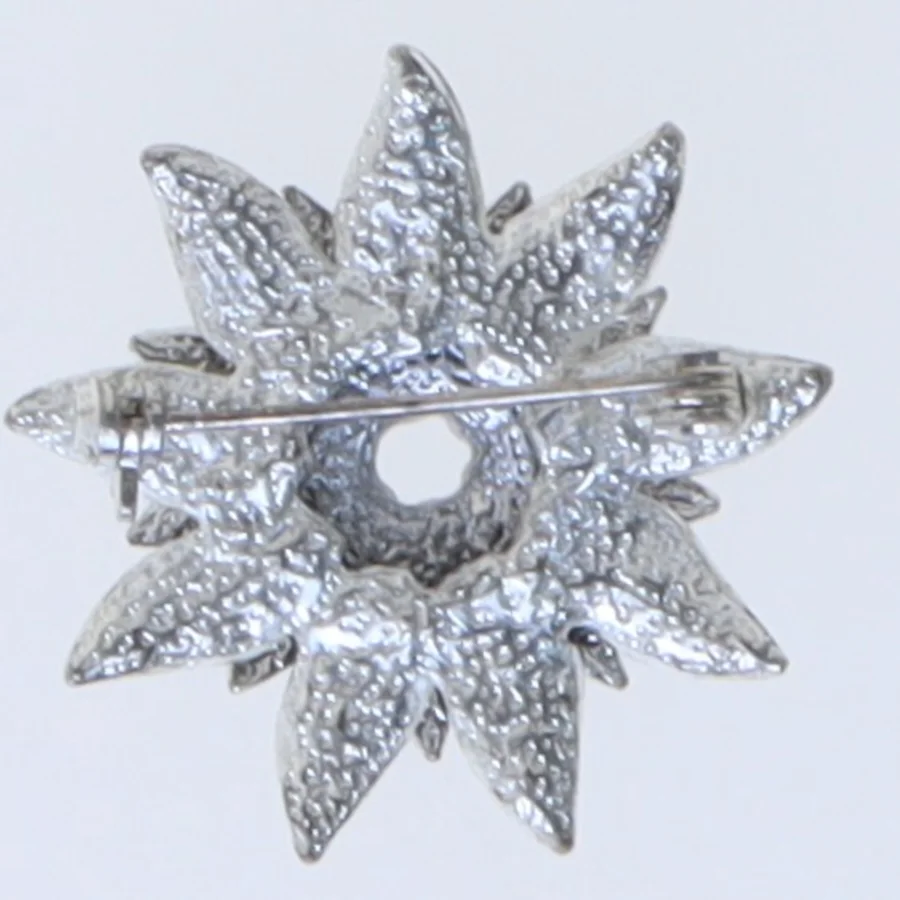 Blomstformet broche i sort (str. 3,5 cm)