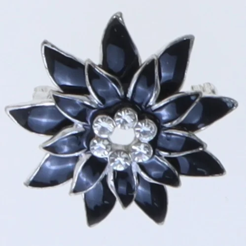 Blomstformet broche i sort (str. 3,5 cm)