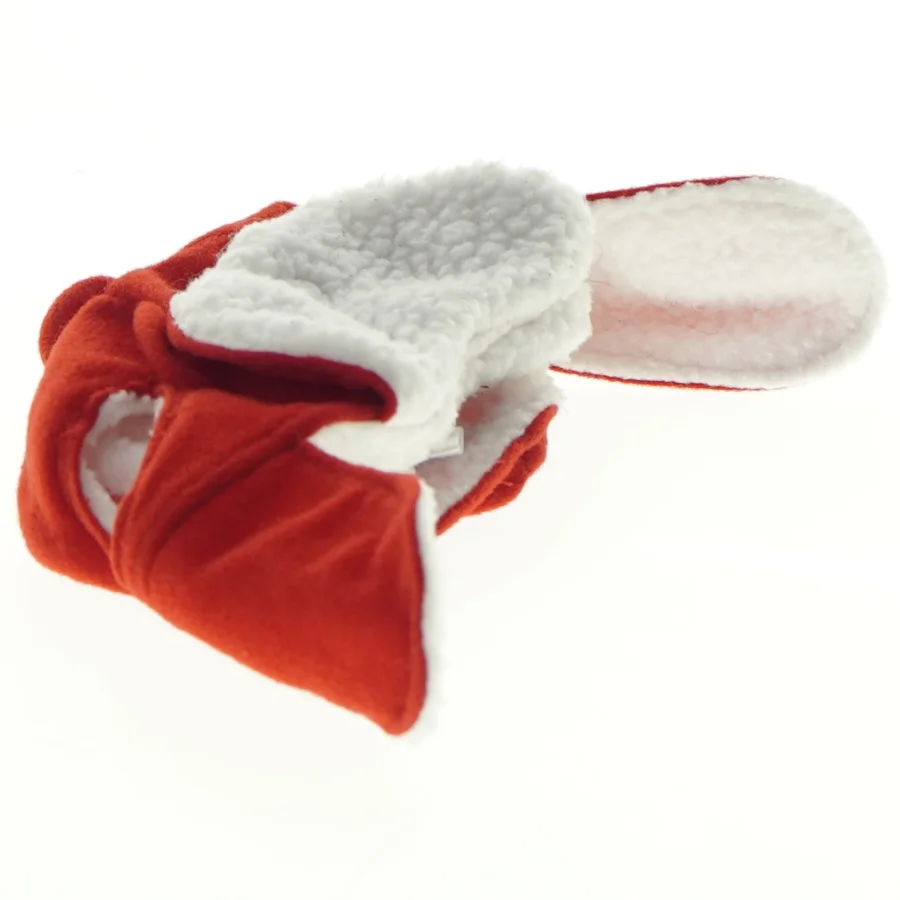 Rød hue med øreklapper til bamser fra Build a Bear