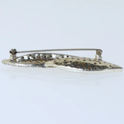 Bladformet broche med blå sten (str. 7,5 cm)