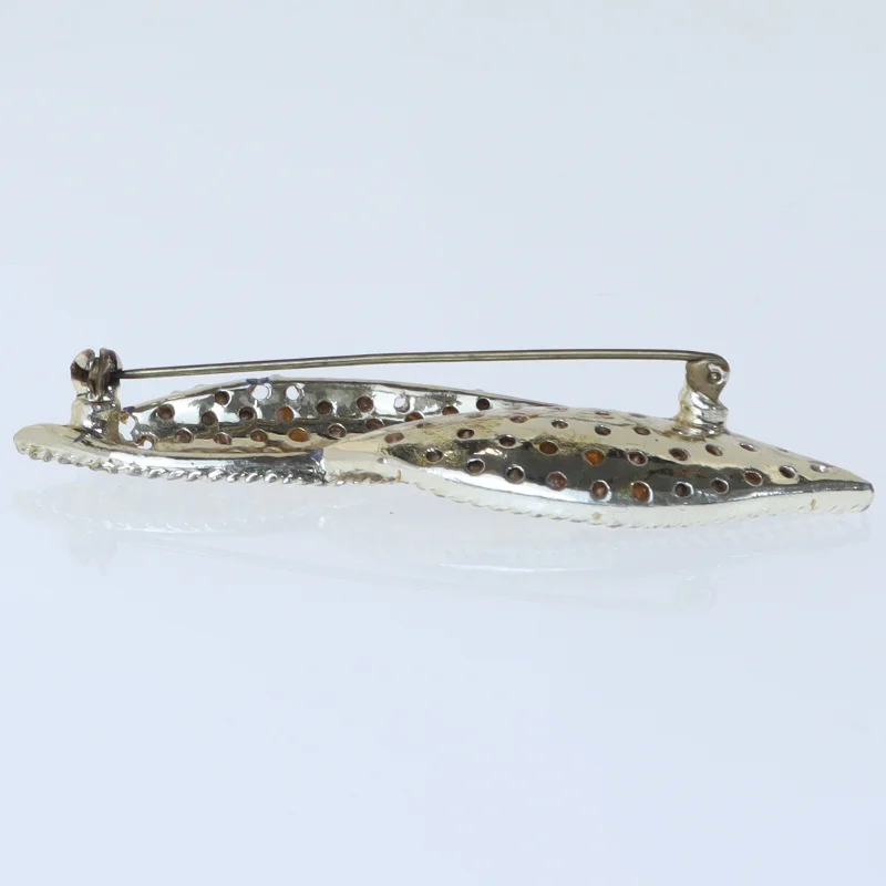 Bladformet broche med blå sten (str. 7,5 cm)