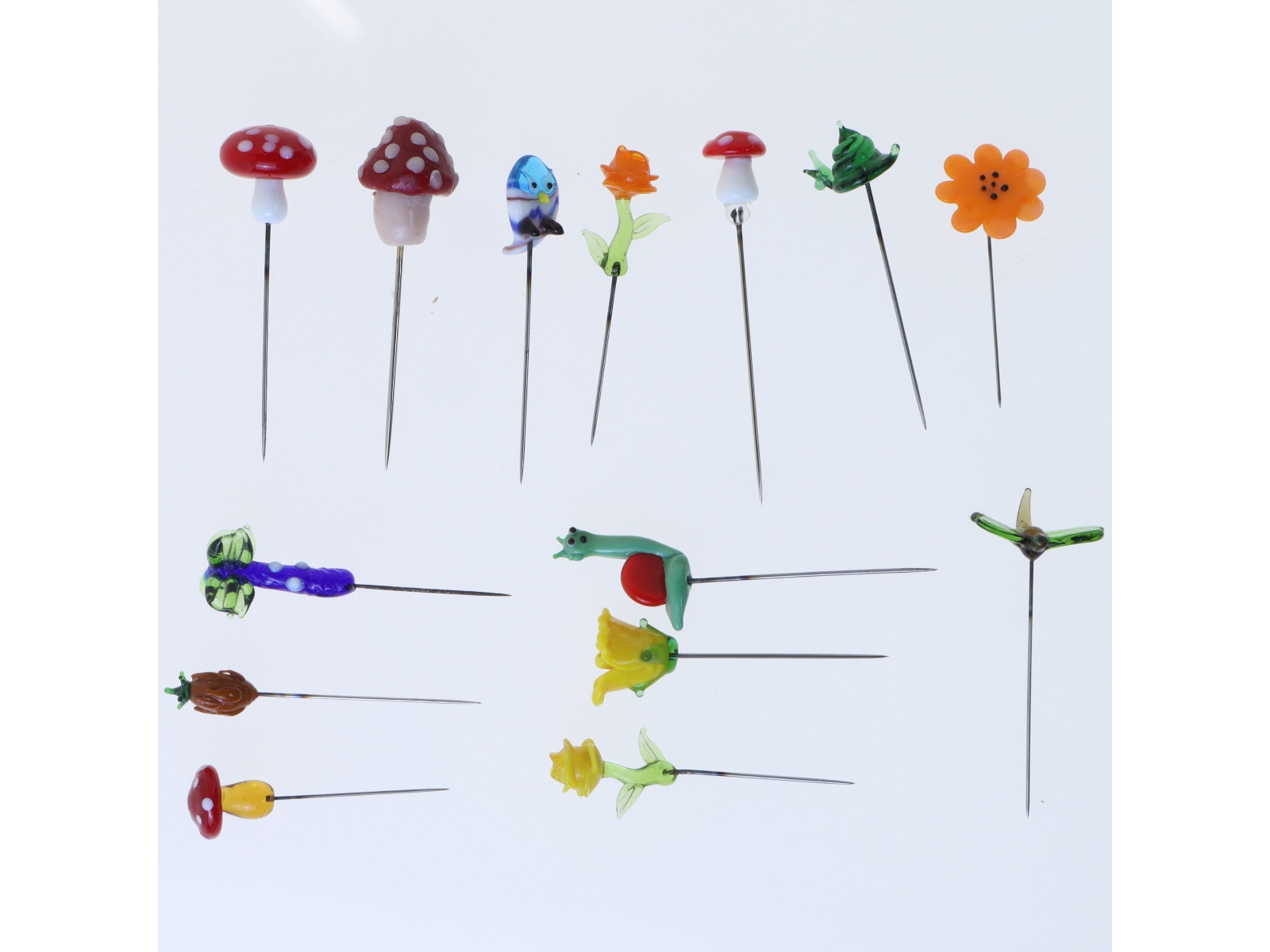 Dekorative nipsenåle med glasfigurer (str. 7,5 cm)