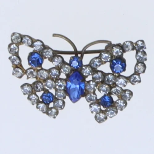 Sommerfugleformet broche med blå og klare sten (str. 3,5 cm)
