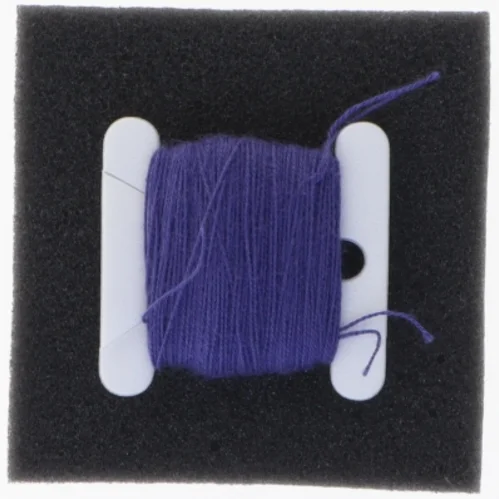 Broderitråd på plastikspole (str. 4 x 4 cm)