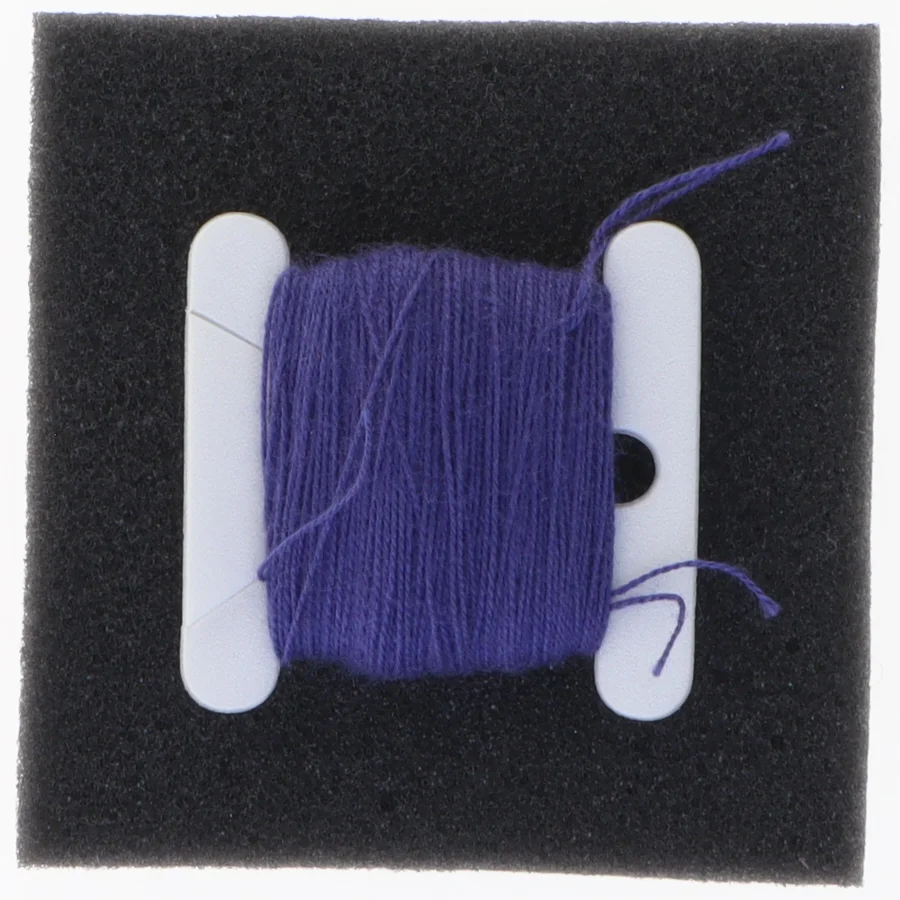 Broderitråd på plastikspole (str. 4 x 4 cm)