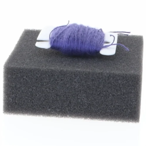 Broderitråd på plastikspole (str. 4 x 4 cm)