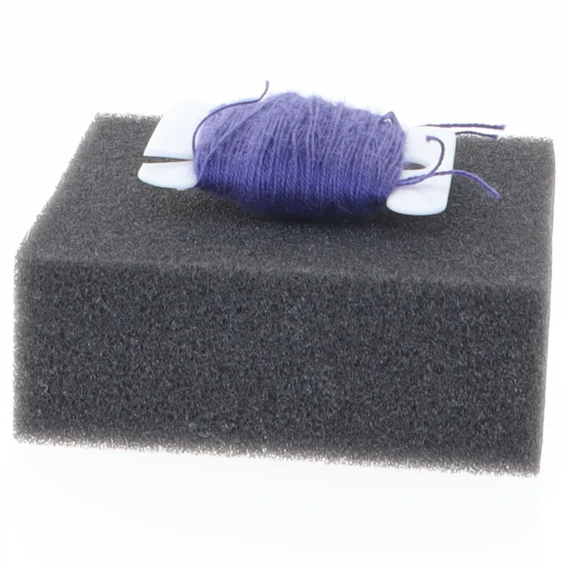 Broderitråd på plastikspole (str. 4 x 4 cm)