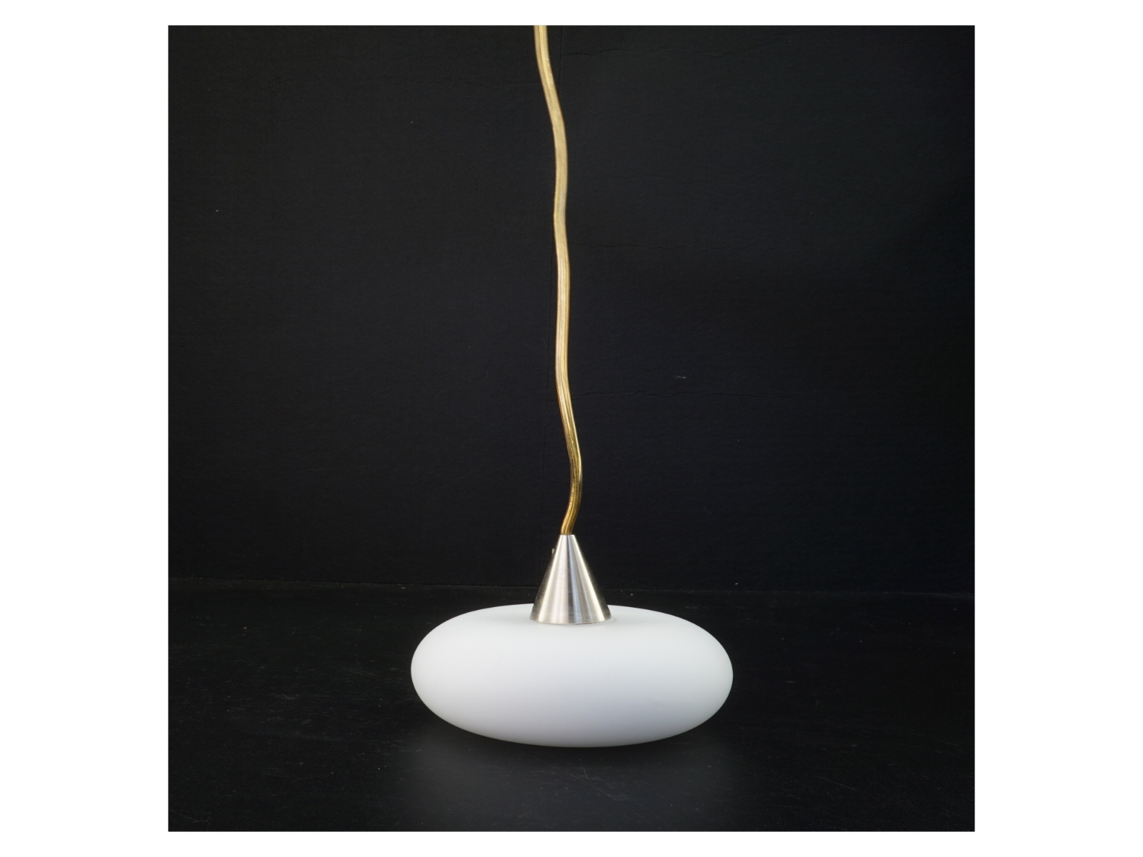 Hvid opalglas pendel (str. 13,5 x 11,5 cm)