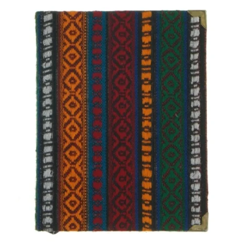 Farverig notesbog med tekstilomslag (str. 18x14 cm)