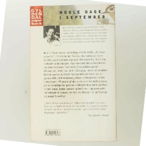 Nogle dage i september : en familieroman af Mette Winge (Bog)