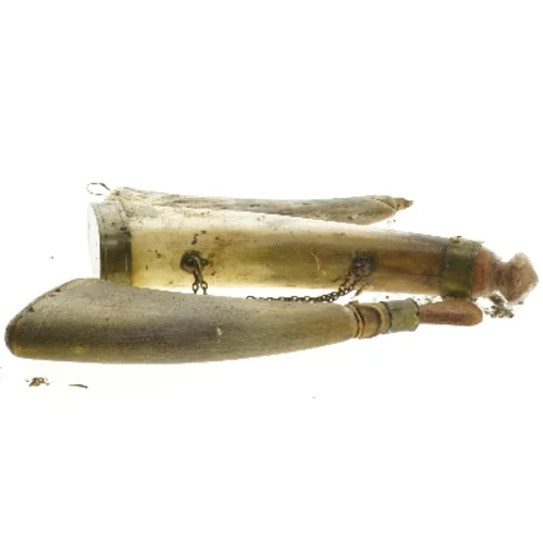 Tre antikke krudthorn (str. 21 cm)