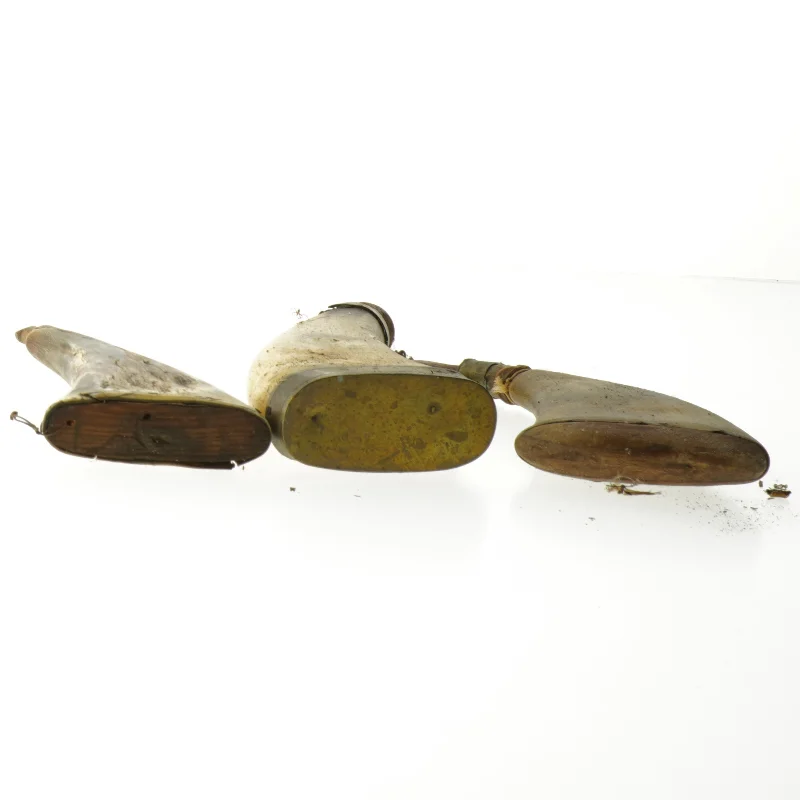 Tre antikke krudthorn (str. 21 cm)