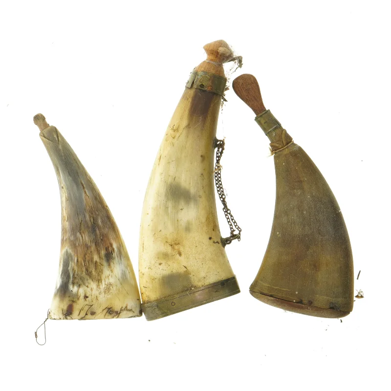 Tre antikke krudthorn (str. 21 cm)