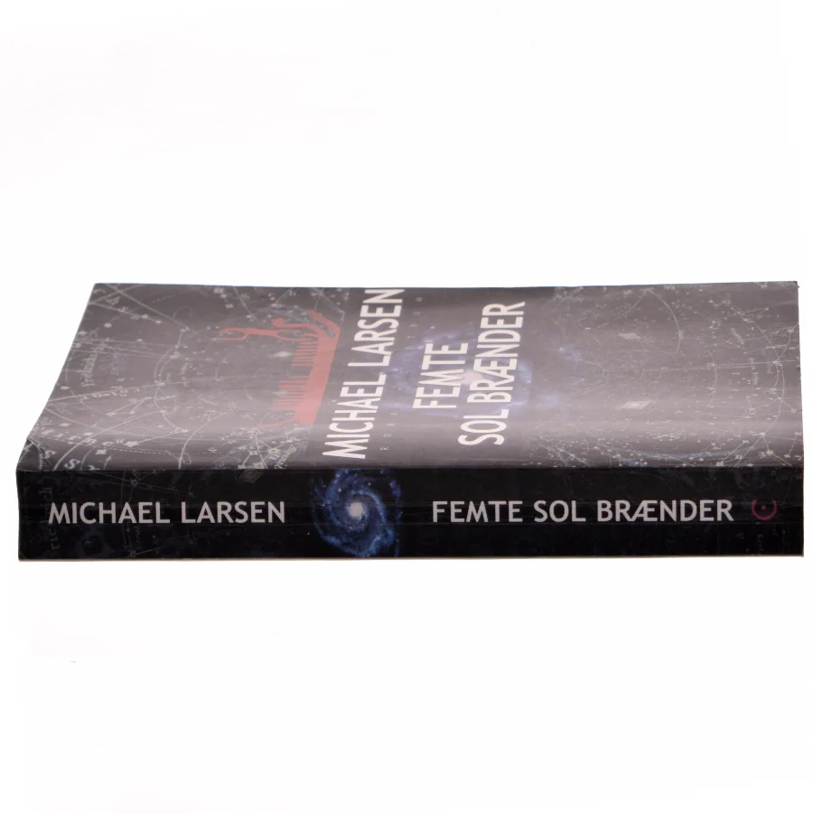 Femte sol brænder : roman af Michael Larsen (f. 1961) (Bog)