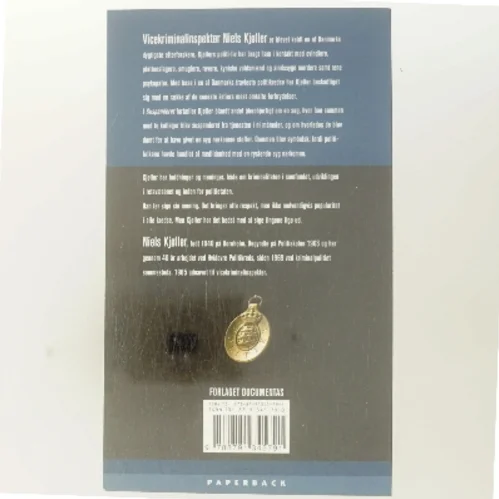 Suspenderet : et politi-liv blandt mordere og røvere af Niels Kjøller (Bog)