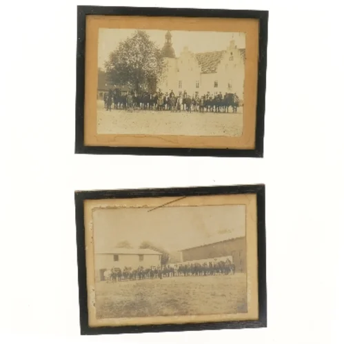 To indrammede fotografier af ryttergrupper (str. 29x22,5 cm)
