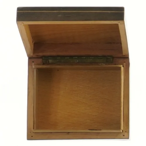 Trææske med indlagte træfigurer (str. 10x8x3,5 cm)