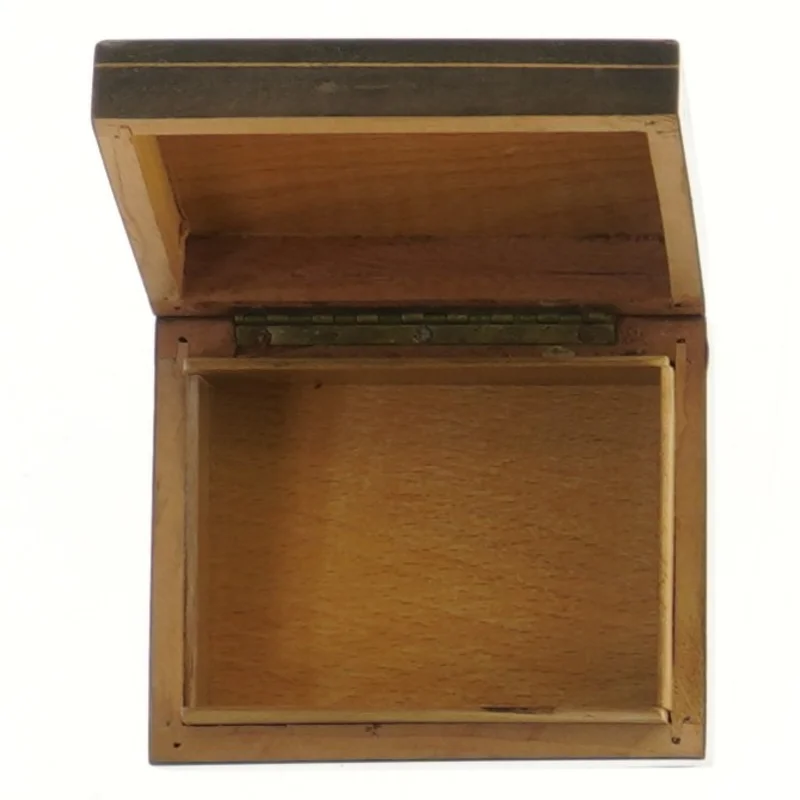 Trææske med indlagte træfigurer (str. 10x8x3,5 cm)