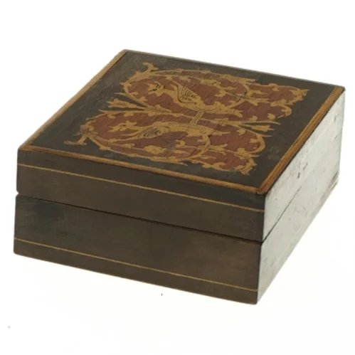 Trææske med indlagte træfigurer (str. 10x8x3,5 cm)