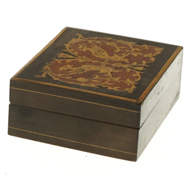 Trææske med indlagte træfigurer (str. 10x8x3,5 cm)