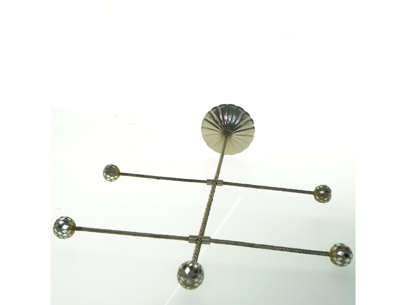Messinglysestage med glaskugler (str. 52x36x11,5 cm)