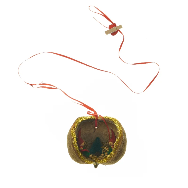 Juleophæng med nisser i valnødskal (str. Ø 9 cm)