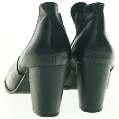 Sorte ankelstøvler med hæl (str. 40)