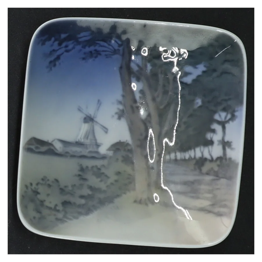 Royal Copenhagen Dybbøl Mølle askebæger fra Royal Copenhagen (str. 10,5 x 10,5 cm)