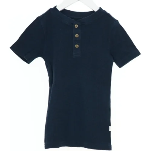 Kortærmet t-shirt med knapper fra Pomp de Lux (str. 122)
