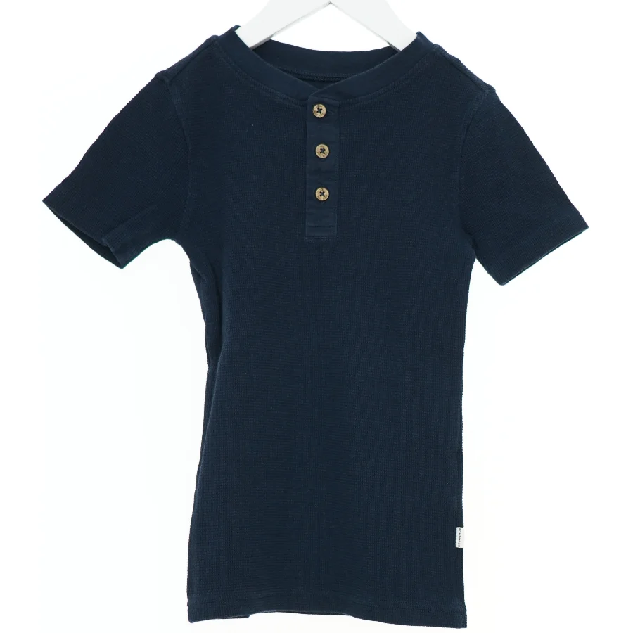 Kortærmet t-shirt med knapper fra Pomp de Lux (str. 122)