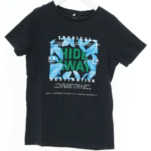 Sort T-shirt med tryk fra Name It (str. 134)