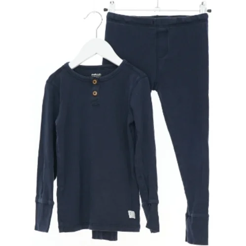 Mørkeblåt sæt med trøje og leggins fra Pomp de Lux (str. 122)