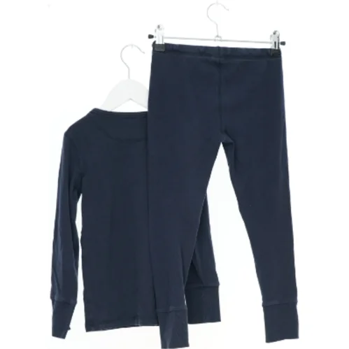 Mørkeblåt sæt med trøje og leggins fra Pomp de Lux (str. 122)