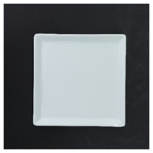 Kvadratiske tallerkener i porcelæn fra Aida (str. 15x15 cm)