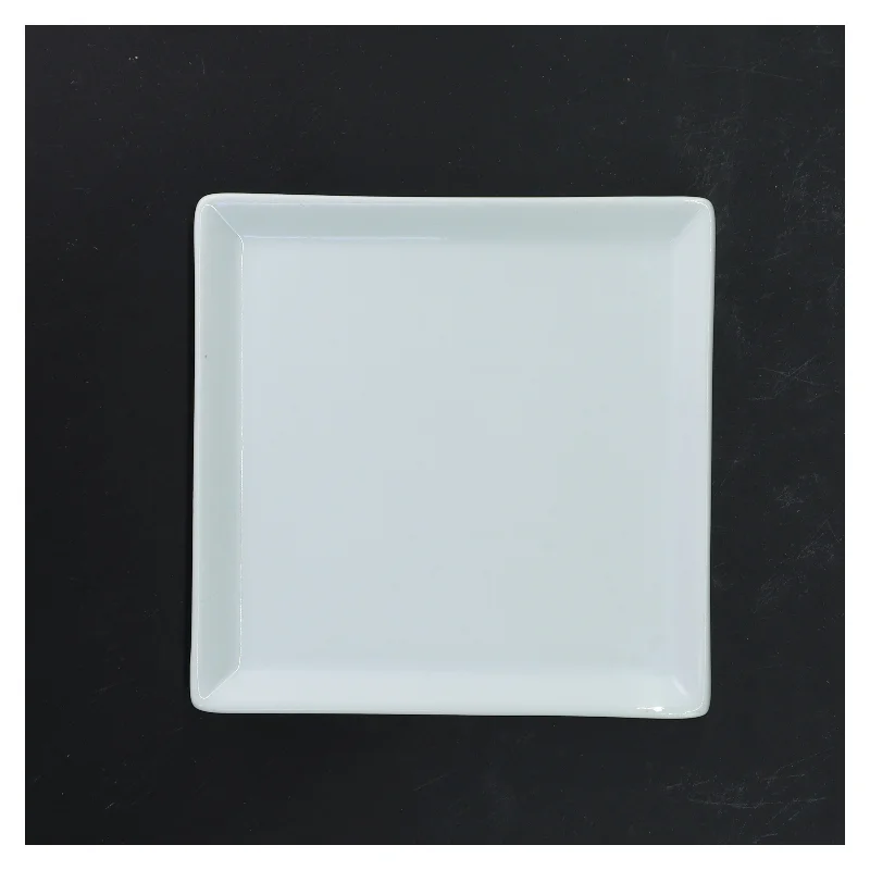 Kvadratiske tallerkener i porcelæn fra Aida (str. 15x15 cm)