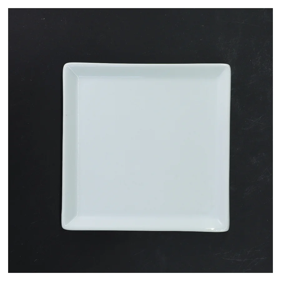 Kvadratiske tallerkener i porcelæn fra Aida (str. 15x15 cm)