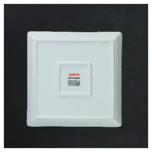 Kvadratiske tallerkener i porcelæn fra Aida (str. 15x15 cm)