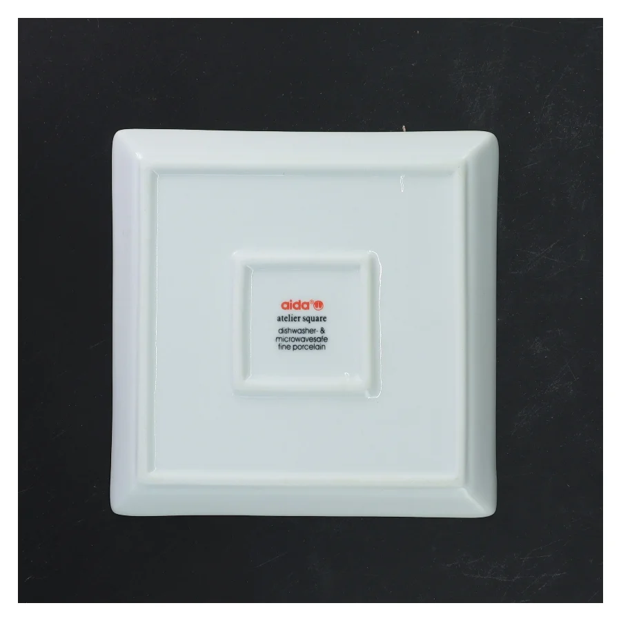 Kvadratiske tallerkener i porcelæn fra Aida (str. 15x15 cm)