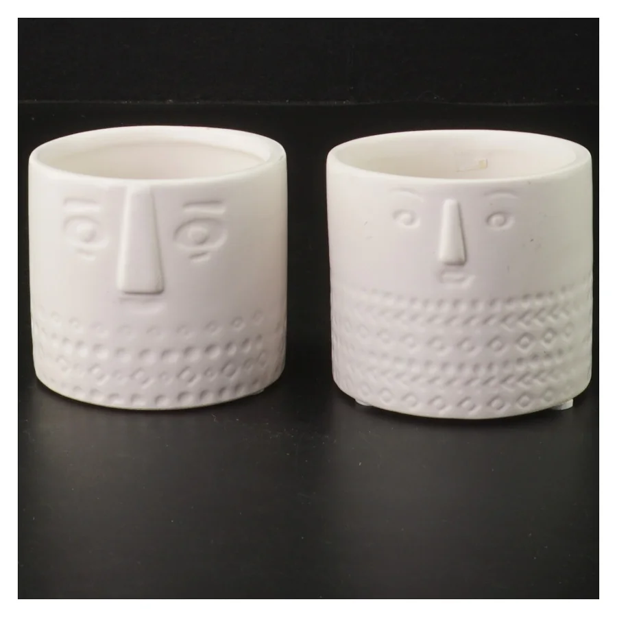 To hvide urtepotter med ansigt (str. Ø 7,5 cm)