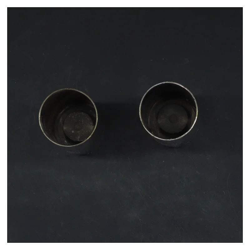 Sæt af metal lysestager (str. 8,5 cm)