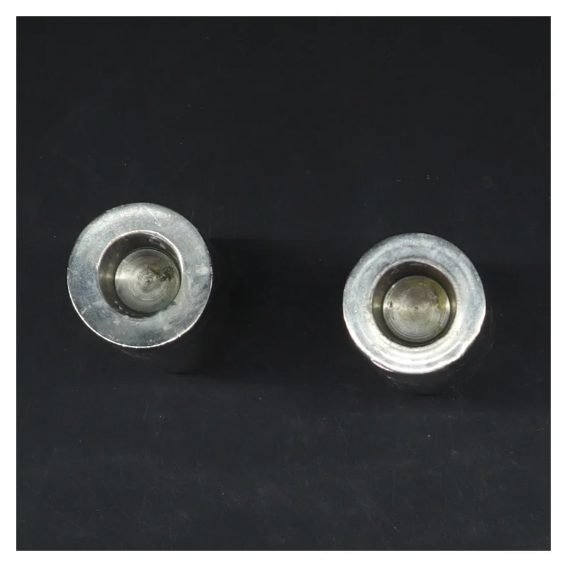 Sæt af metal lysestager (str. 8,5 cm)