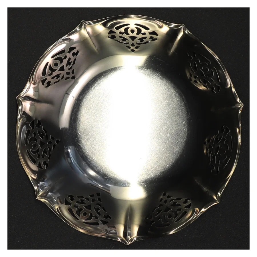 Sølvfarvet metal bakke (str. 15 x 4 cm)