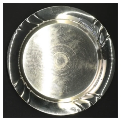 Sølvfarvet metalbakke (str. 17 x 2 cm)