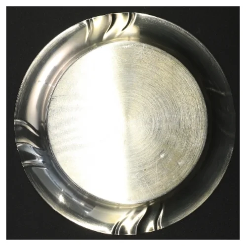 Sølvfarvet metalbakke (str. 17 x 2 cm)