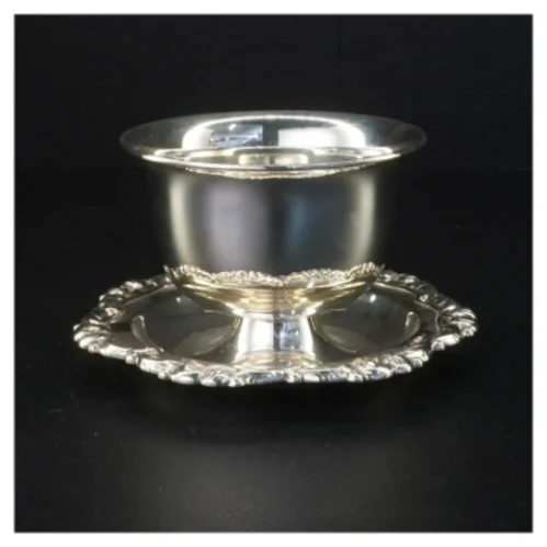 Sølvfarvet serveringsskål (str. 16 x 10 cm)