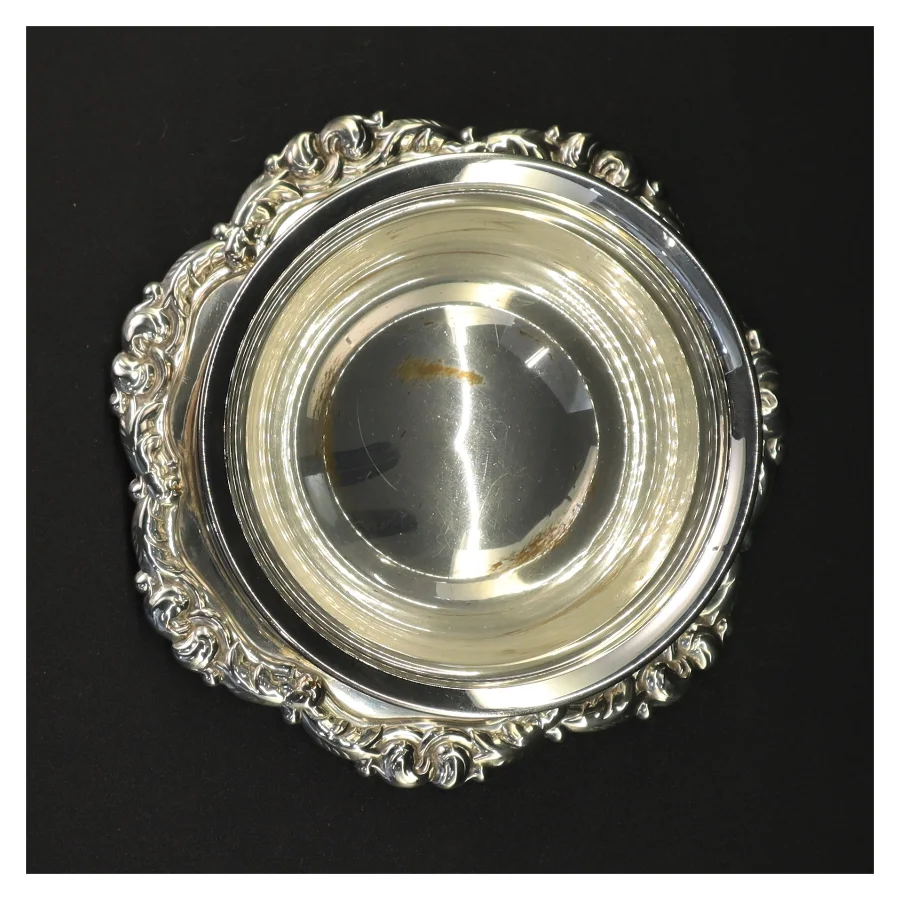 Sølvfarvet serveringsskål (str. 16 x 10 cm)