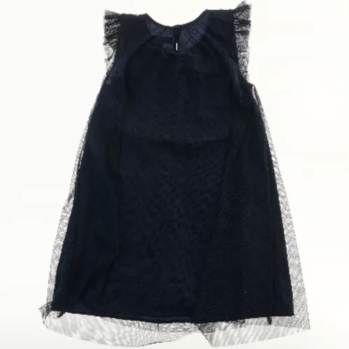 Ærmeløs kjole med flæser og tyl fra Peace Love Joy (str. 128)