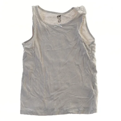 Lysegrå top fra H&M (str. 122)