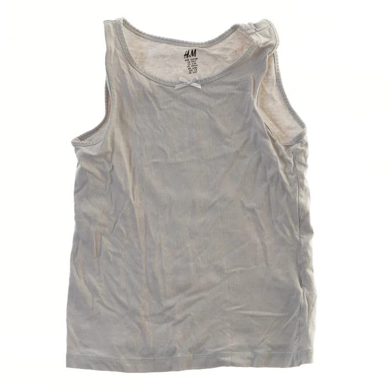 Lysegrå top fra H&M (str. 122)