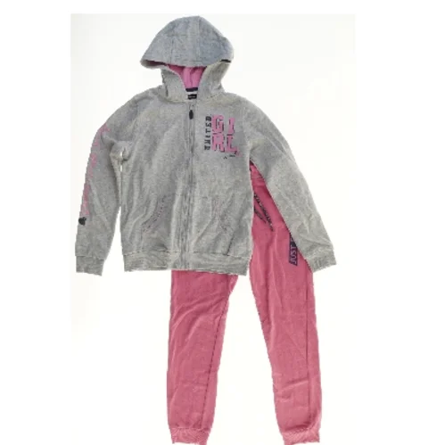 Træningsdragt med hættetrøje og bukser fra Inextenso (str. 152)